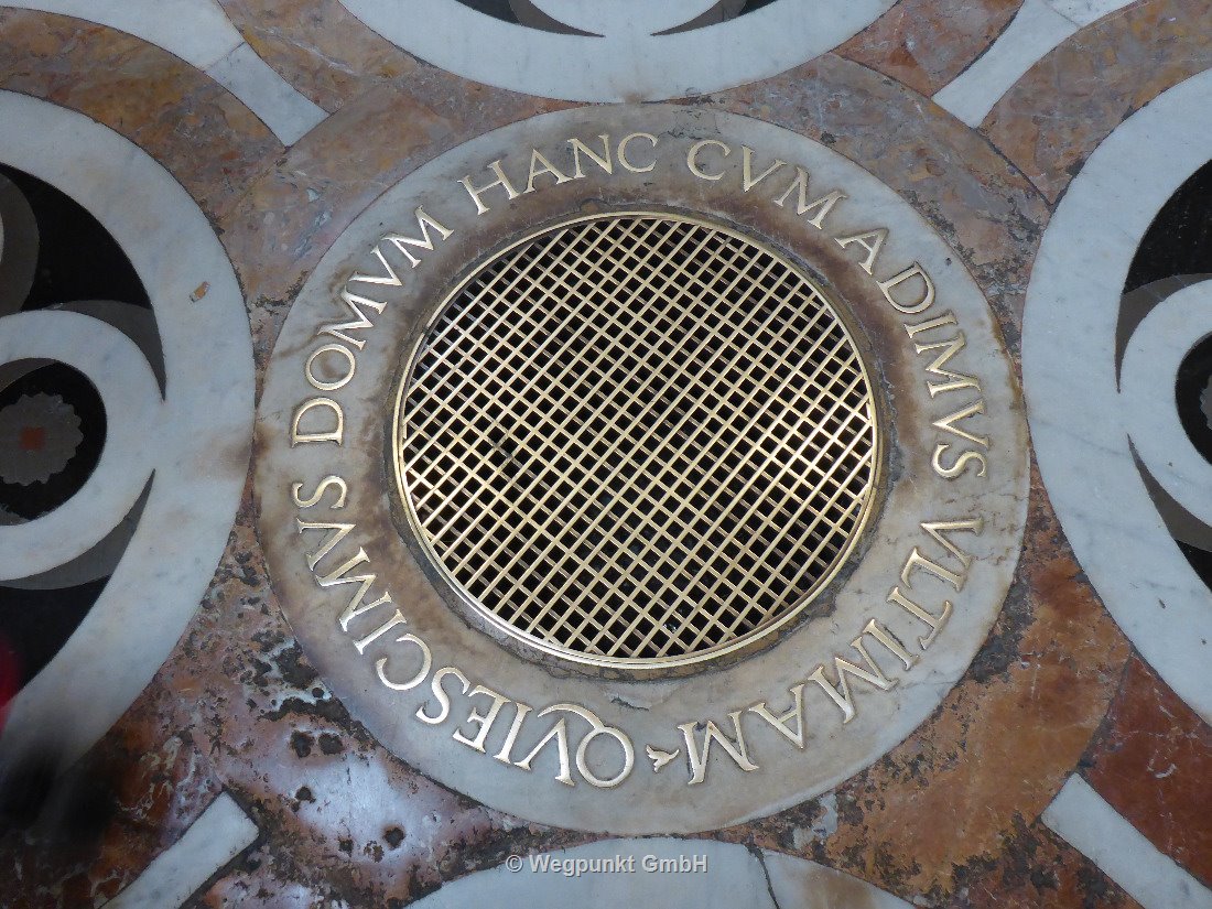 Kunst am Boden der Kathedrale